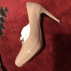Cole Haan nude heels size 8 ((Nike air))